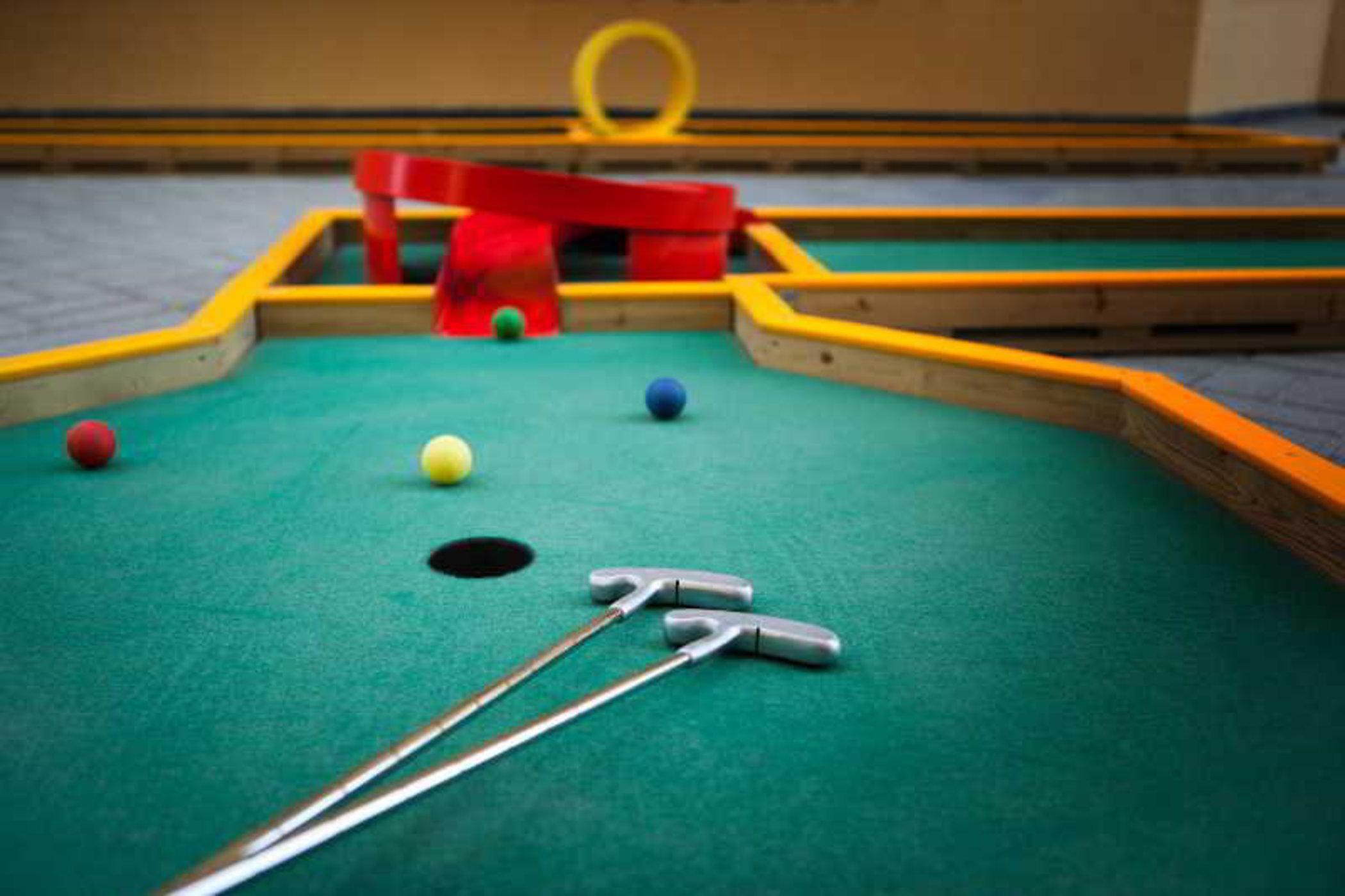 Ja Ocean View Hotel, Jumeirah Beach Dubai Luaran gambar A miniature golf hole