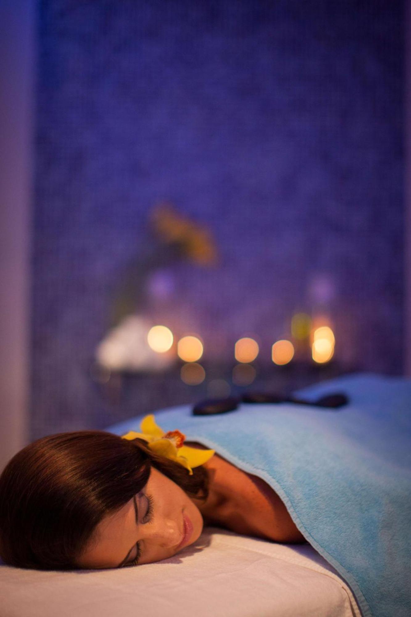 Ja Ocean View Hotel, Jumeirah Beach Dubai Luaran gambar A candlelight service at the 2011 World Congress of Laryngology and Rhinology