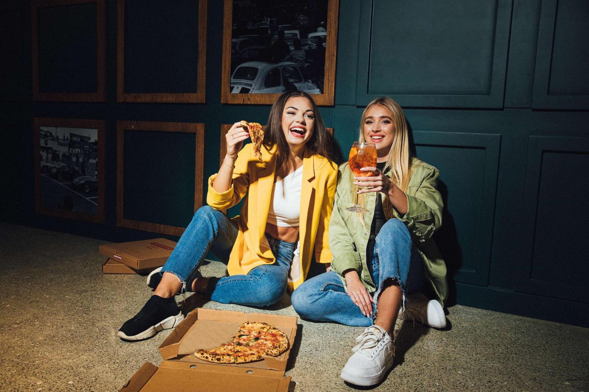 Ja Ocean View Hotel, Jumeirah Beach Dubai Luaran gambar Two women eating pizza