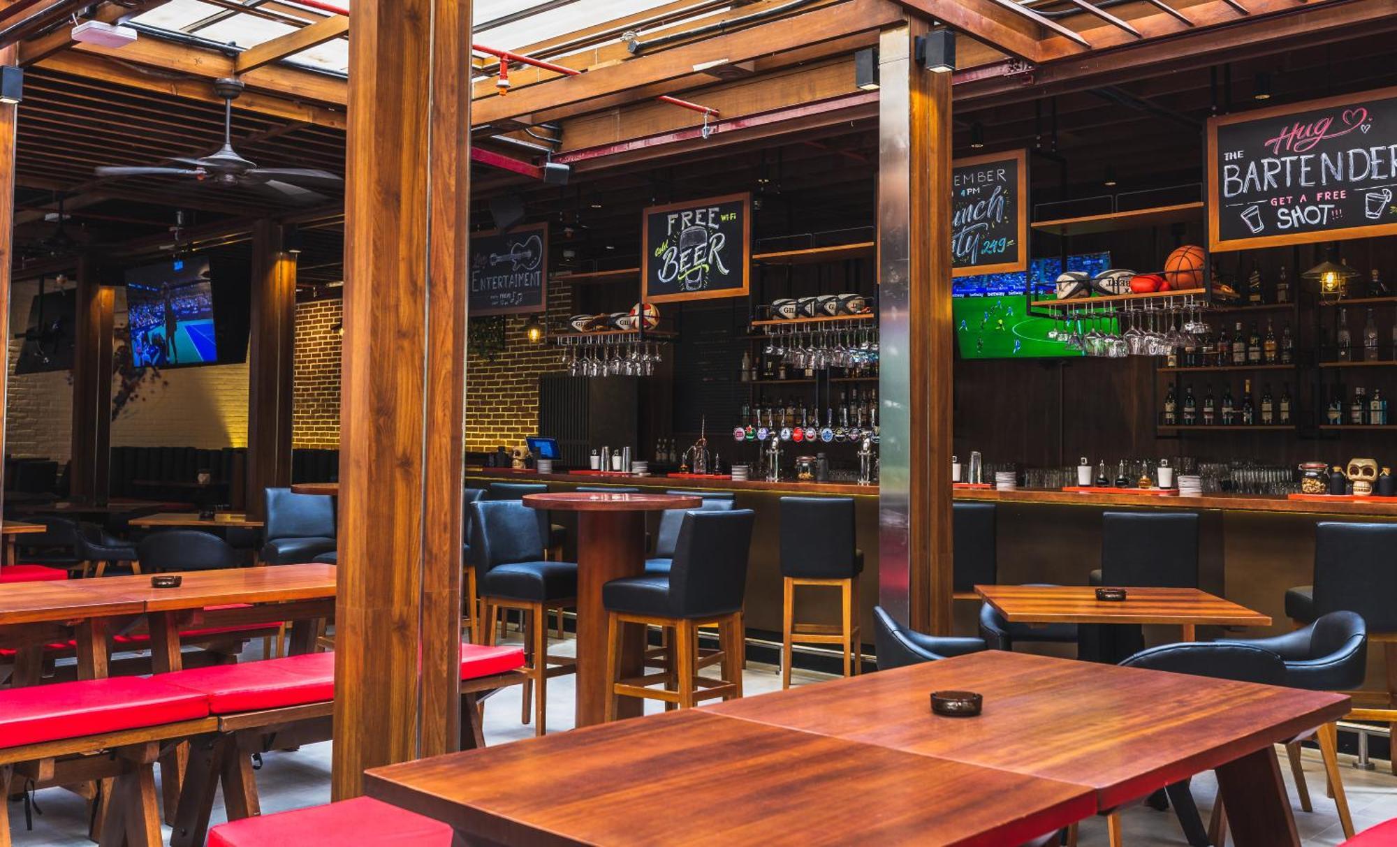 Ja Ocean View Hotel, Jumeirah Beach Dubai Luaran gambar The interior of a sports bar in Bangalore, India