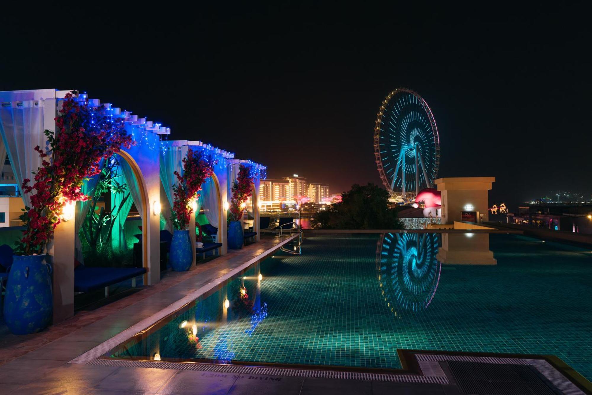 Ja Ocean View Hotel, Jumeirah Beach Dubai Luaran gambar View of the Eye of the Emirates at the Yas Viceroy Abu Dhabi