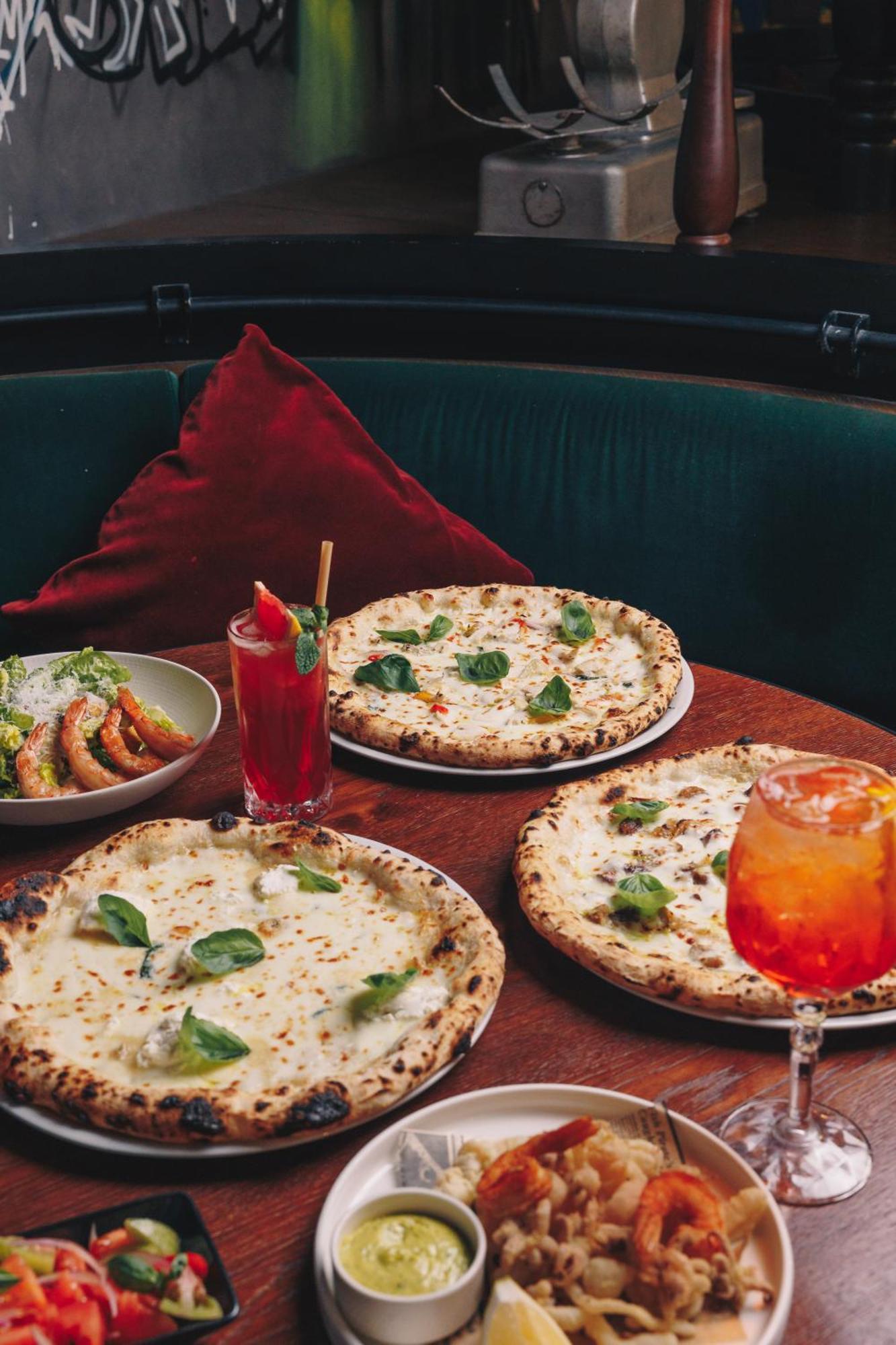 Ja Ocean View Hotel, Jumeirah Beach Dubai Luaran gambar Pizzas at PizzaExpress